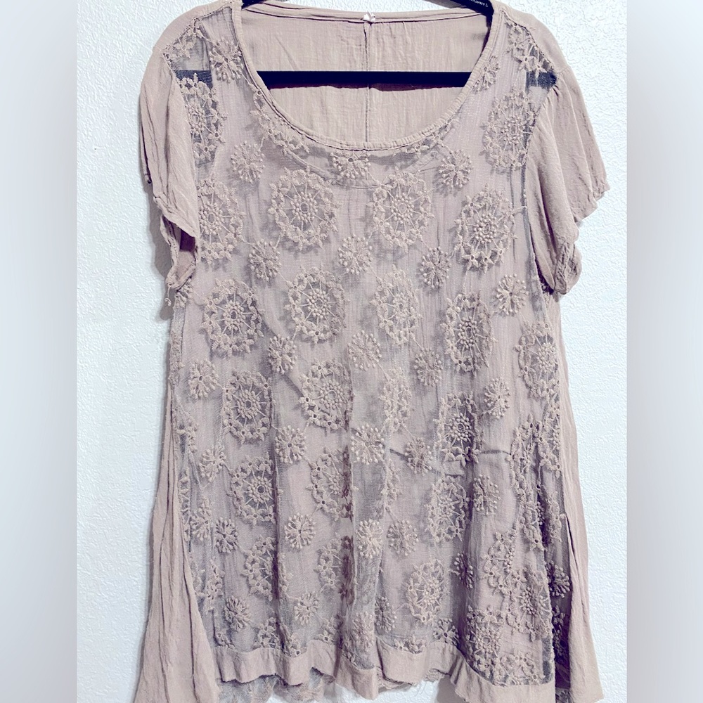 Size XL lace front taupe boho short sleeve T-shirt